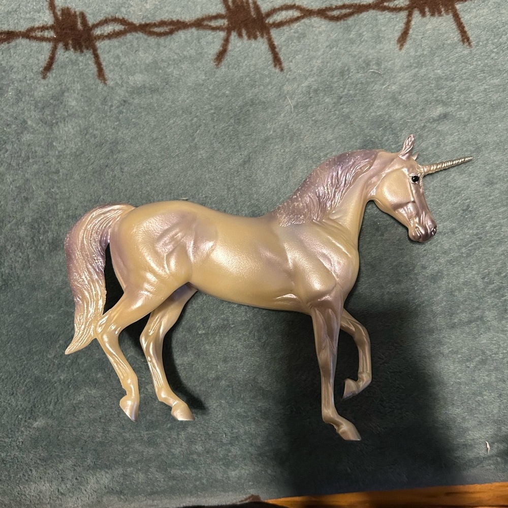 •BREYER HORSE                     Elegant Cream Unicorn Figurine